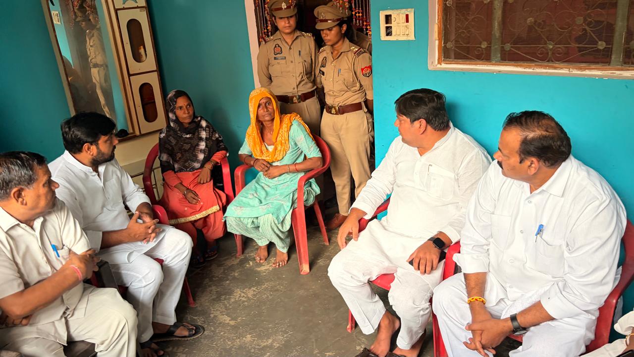 थिरोट गांव की ललिता गौतम हत्याकांड पर आम आदमी पार्टी का प्रतिनिधिमंडल परिवार से मिला
