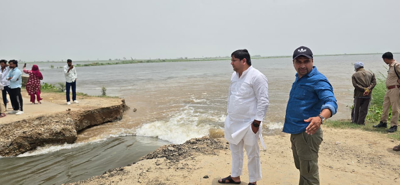 हस्तिनापुर के भीमकुंड मार्ग के कटान को देखते आम आदमी पार्टी के मेरठ जिला अध्यक्ष अंकुश चौधरी