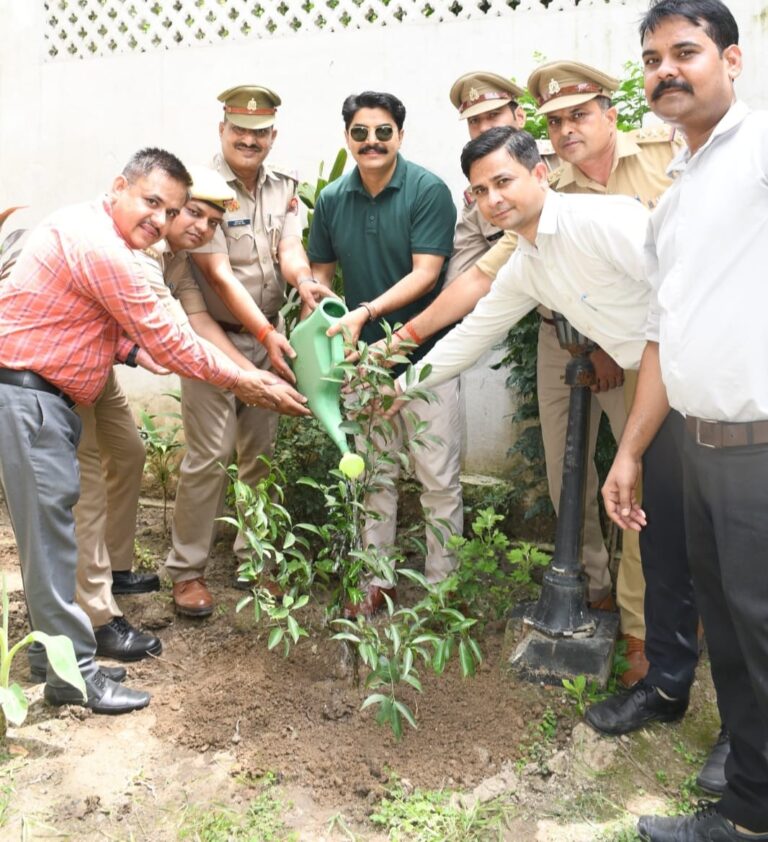 पौधारोपण करते कलानिधि नैथानी ( डी आई जी मेरठ परिक्षेत्र)