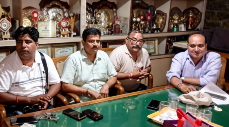 गठित कमेटी में मुद्दों को लेकर वार्ता करते युवा ब्राह्मण समाज संगठन के सदस्य