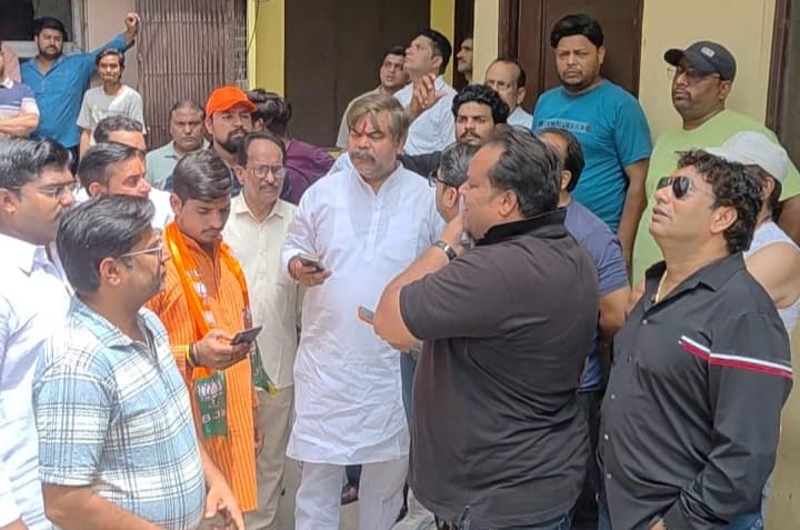 बिजली संकट,कमल दत्त शर्मा मौके पर सुनी समस्याएं, अधिकारियों से कराई तत्काल कार्रवाई