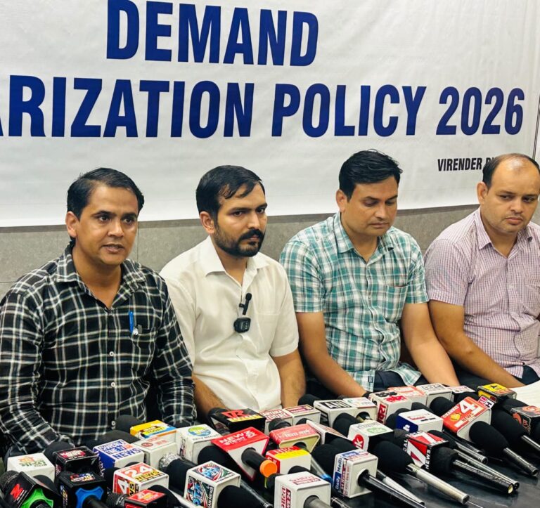 नियमितीकरण की मांग करते हारट्रॉन कर्मचारी