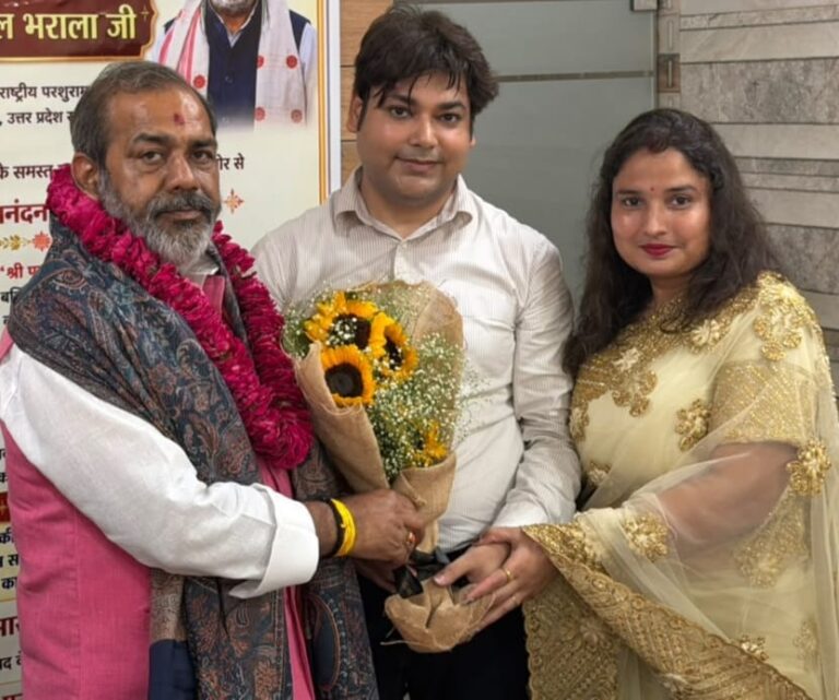 कार्यक्रम के आयोजक एवं एन टी डिस्कवरी इंडिया प्राइवेट लिमिटेड के निर्देशक नितिन त्यागी और रश्मि त्यागी ने पूर्व मंत्री सुनील भराला को पुष्पगुच्छ भेंट की