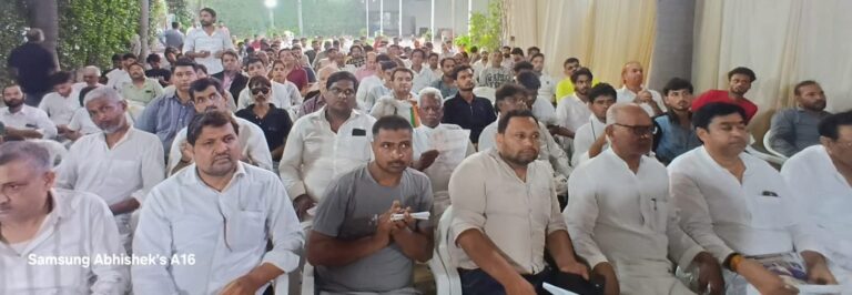 छात्रों की गूंज पंचायत में शामिल लोग