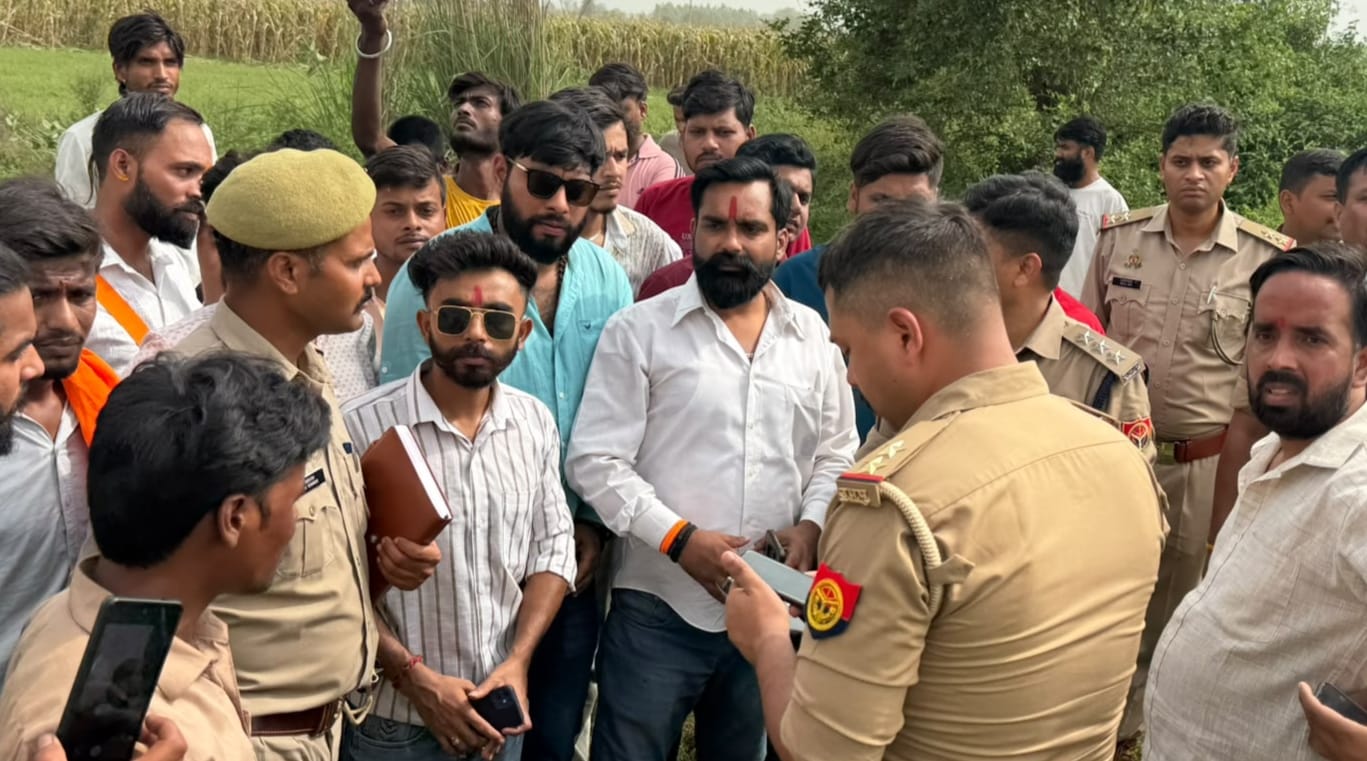 मौके पर पुलिस अधिकारियों से वार्ता करते बजरंग दल कार्यकर्ता