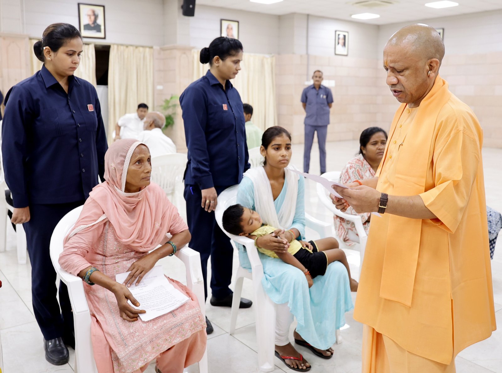 जनता दरबार में मुलाकात करते उत्तर प्रदेश सरकार में मुख्यमंत्री योगी आदित्यनाथ