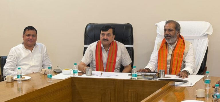 परशुराम परिषद की बैठक को संबोधित करते पूर्व मंत्री पं सुनील भराला