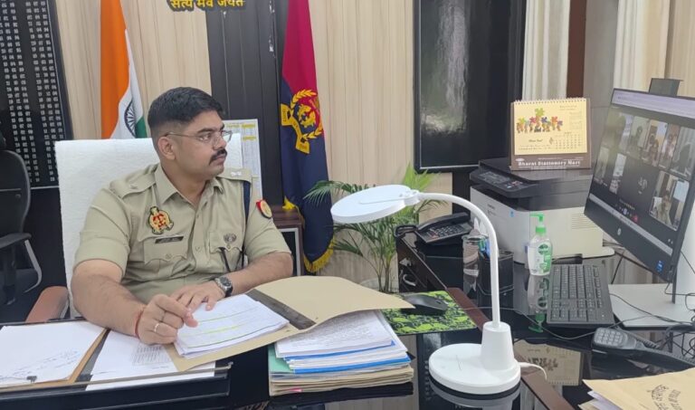 थाना प्रभारियों से गूगल मीट के माध्यम से समीक्षा बैठक करते पुलिस अधीक्षक ग्रामीण