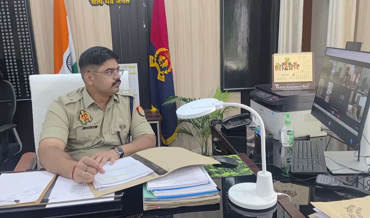 थाना प्रभारियों से गूगल मीट के माध्यम से समीक्षा बैठक करते पुलिस अधीक्षक ग्रामीण
