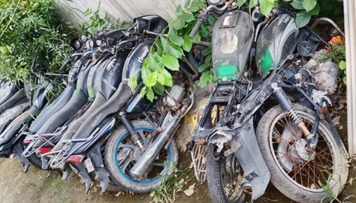 थाने में लावारिस हालत में खड़े वाहन