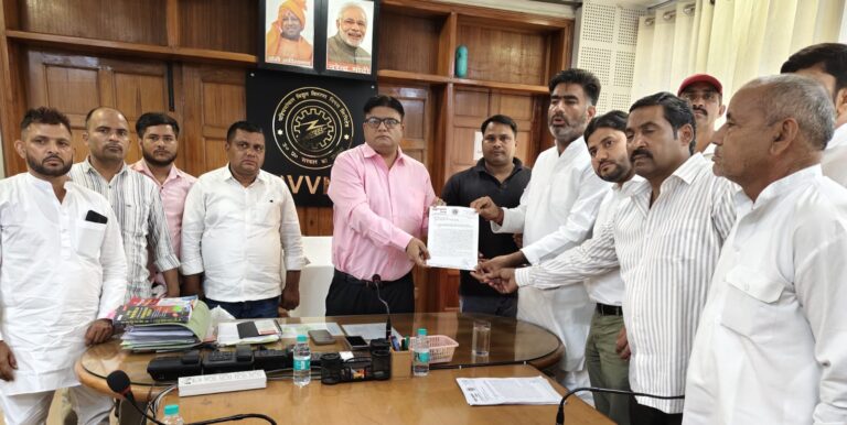 पश्चिमांचल विद्युत वितरण निगम लिमिटेड के निदेशक को बिजली आपूर्ति को लेकर ज्ञापन देते सरधना विधायक अतुल प्रधान
