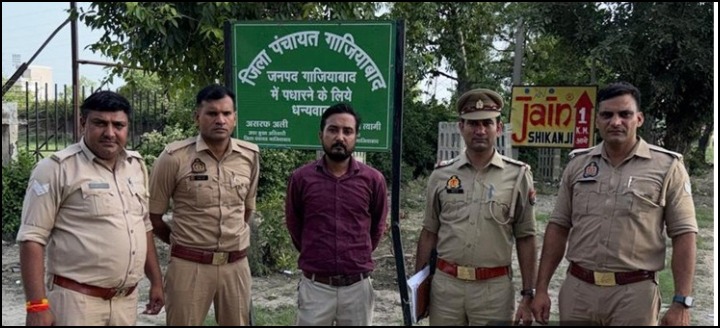 जिला बदर विशाल उर्फ विक्की को मेरठ जिले की सीमा के बाहर छोड़ते पुलिसकर्मी