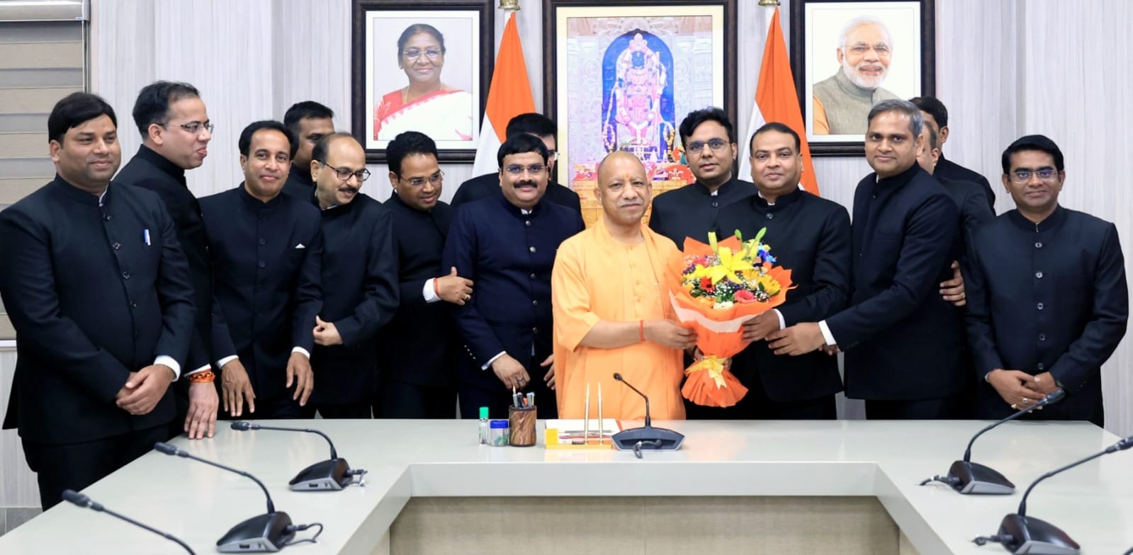 आई ए एस बने अधिकारियों ने मुख्यमंत्री योगी आदित्यनाथ से शिष्टाचार भेंट की