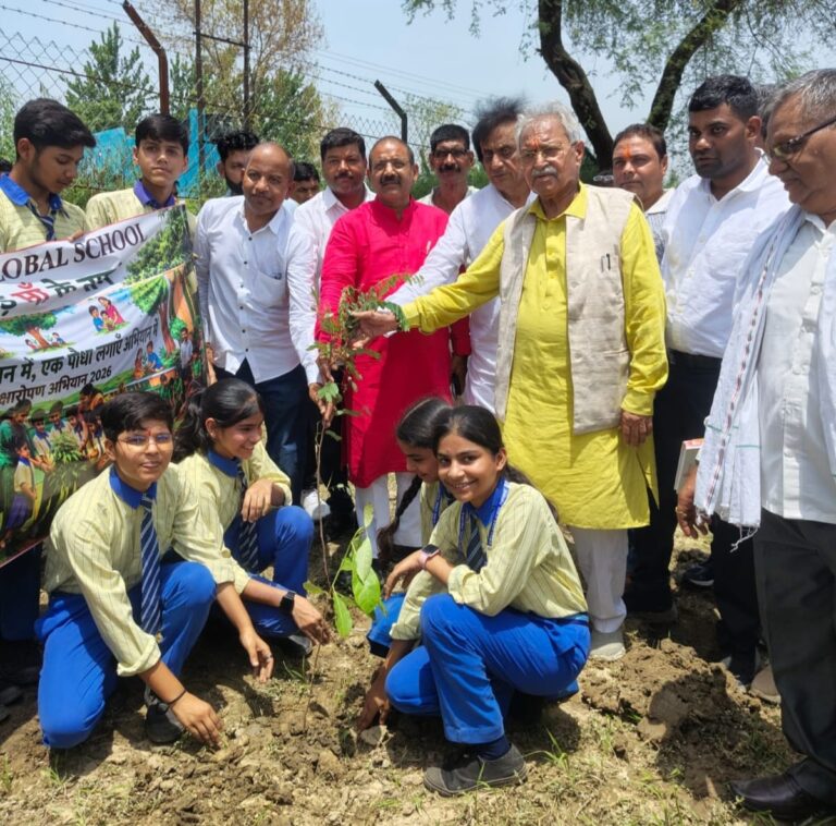 मेरठ के काशी वन में पौधा रोपण करते राज्यसभा सांसद लक्ष्मीकांत वाजपेई