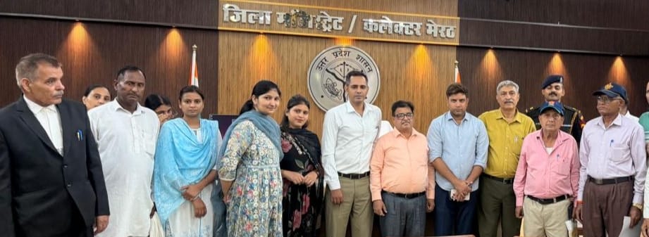 सैनिक बंधु की मासिक बैठक में शामिल लोग