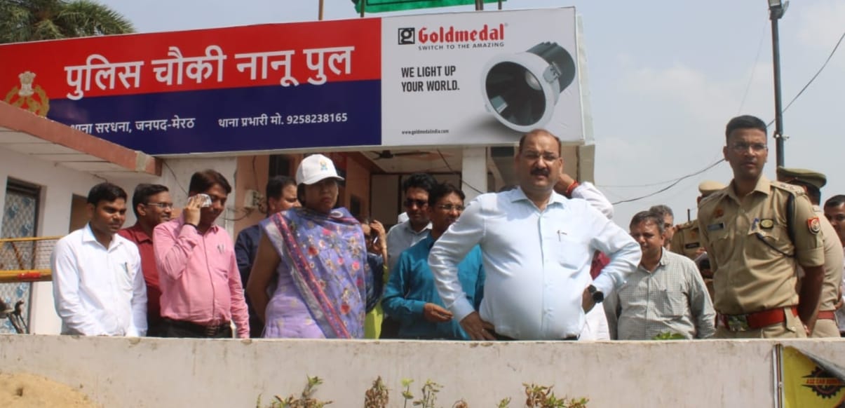 गंग नहर कावड़ पटरी मार्ग का निरीक्षण करते मेरठ जिलाधिकारी डॉ वी के सिंह एस एस पी अविनाश पांडे