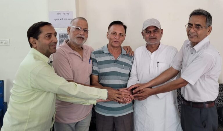 सोशल मीडिया संगठन के राष्ट्रीय संगठन मंत्री सुरेंद्र शर्मा बने अधिवक्ता ( मध्य में )