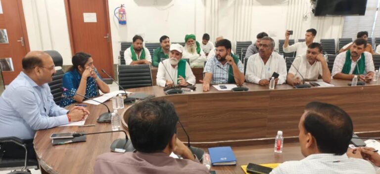 विकास भवन के सभागार में किसान दिवस की बैठक को संबोधित करते हैं मेरठ जिला अधिकारी डॉ वीके सिंह