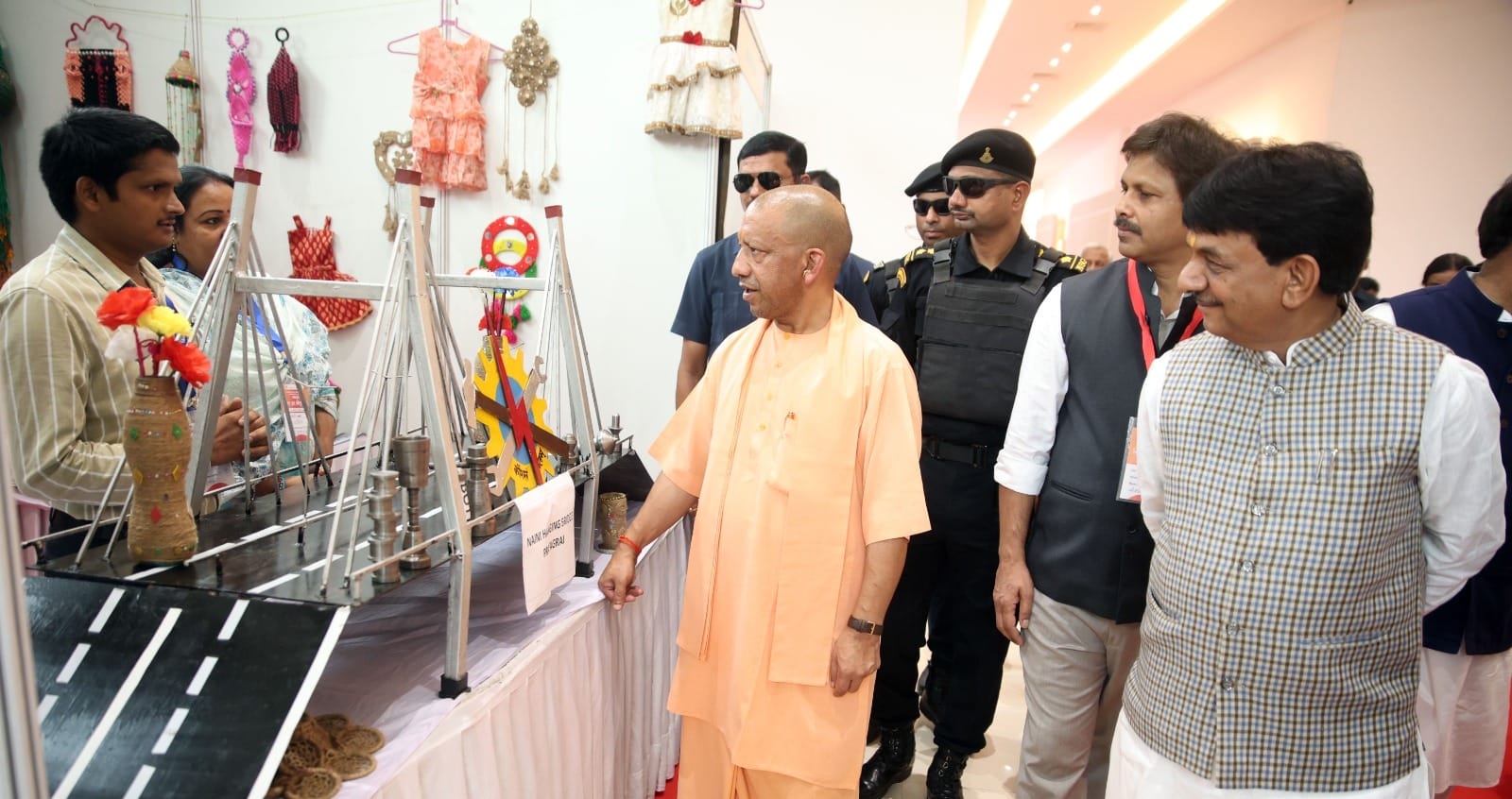 कौशल विकास प्रदर्शनी में लगी स्टॉल का अवलोकन करते उत्तर प्रदेश सरकार में मुख्यमंत्री योगी आदित्यनाथ