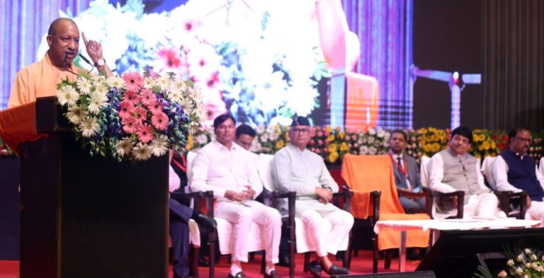 इंदिरा गांधी प्रतिष्ठान में सम्मान समारोह के दौरान सभा को संबोधित करते उत्तर प्रदेश सरकार में मुख्यमंत्री योगी आदित्यनाथ