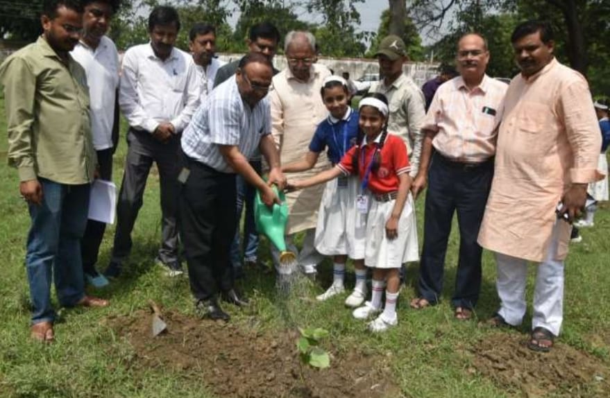 तोपखाना क्षेत्र में बच्चों से पौधा रोपण कराते राज्यसभा सांसद लक्ष्मीकांत वाजपेई