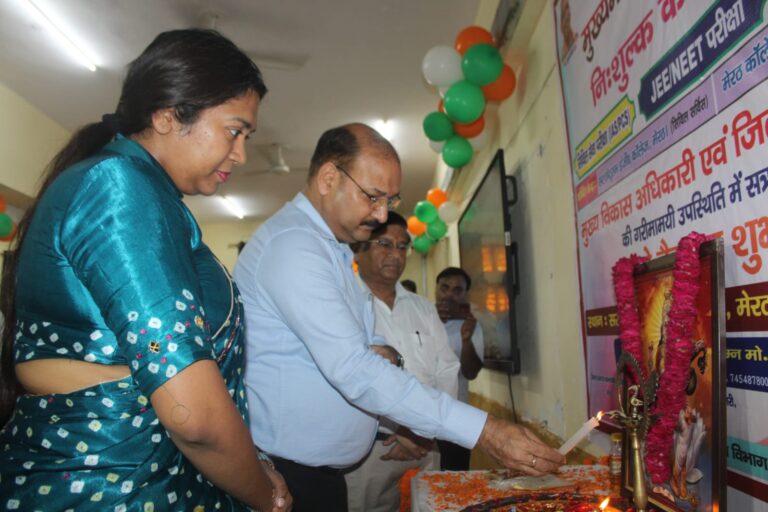 कार्यक्रम का दीप प्रज्वलित कर शुभारंभ करते मेरठ जिलाधिकारी डॉ वी के सिंह