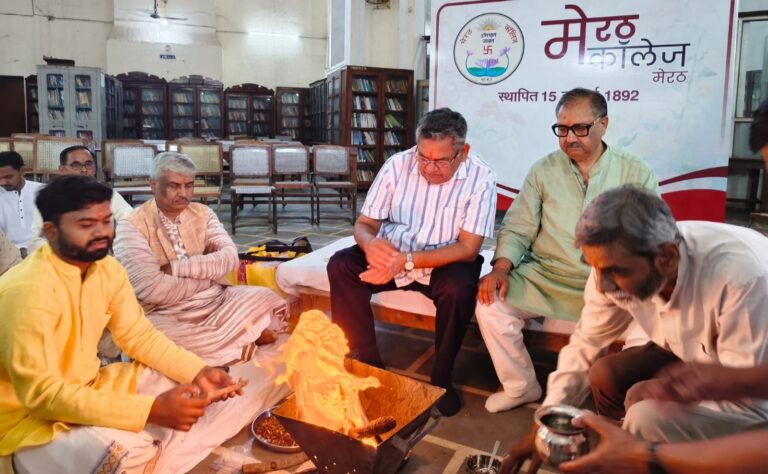 135 वें स्थापना दिवस पर हवन पूजन करते कॉलेज प्रबंधन समिति के लोग