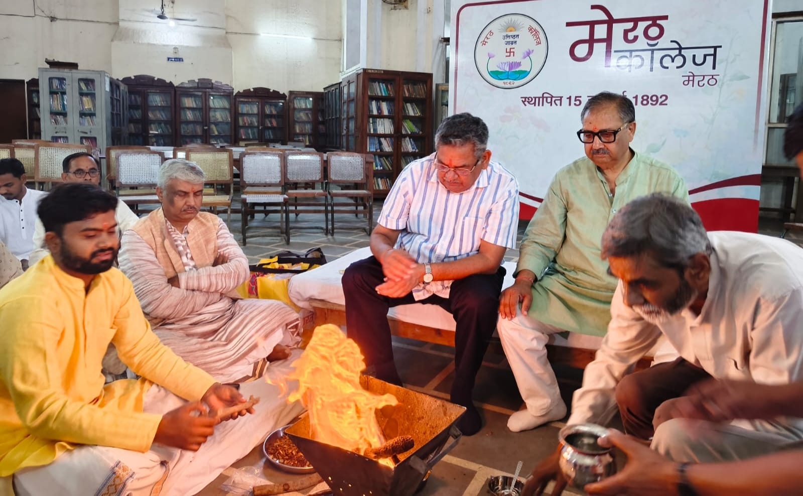 135 वें स्थापना दिवस पर हवन पूजन करते कॉलेज प्रबंधन समिति के लोग