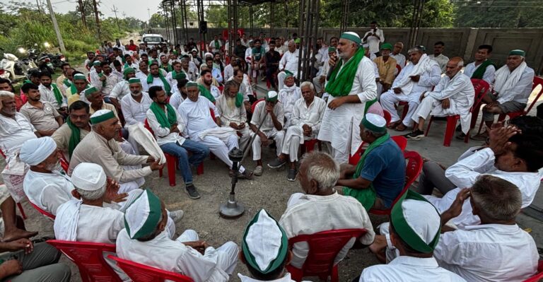 भारतीय किसान यूनियन की समीक्षा बैठक को संबोधित करते हुए जिला अध्यक्ष अनुराग चौधरी
