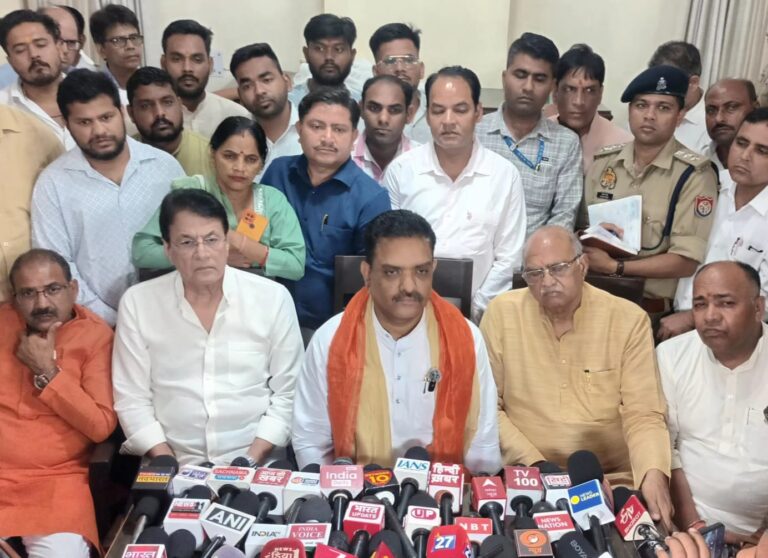 ललिता गौतम हत्याकांड में पीड़ित परिजनों से मुलाकात के बाद सर्किट हाउस में प्रेस वार्ता करते प्रभारी मंत्री असीम अरुण