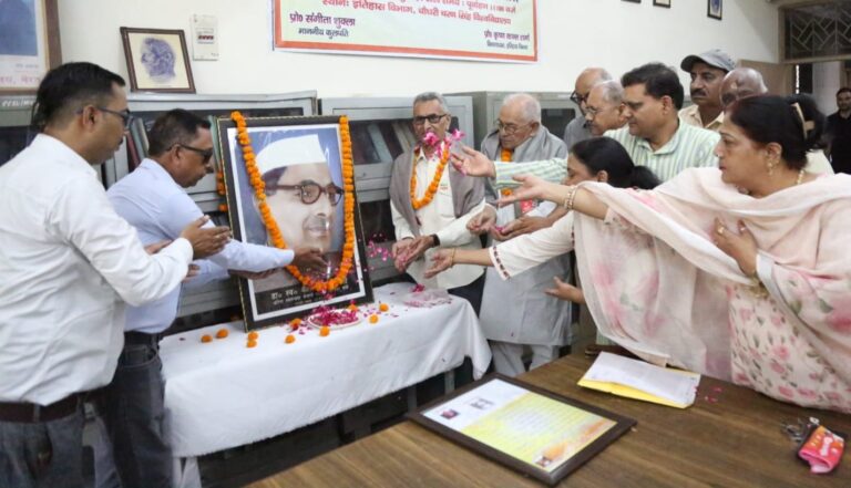 कैलाश प्रकाश की जयंती के अवसर पर श्रद्धा सुमन अर्पित करते सीसीएसयू में इतिहास विभाग के शिक्षकगण