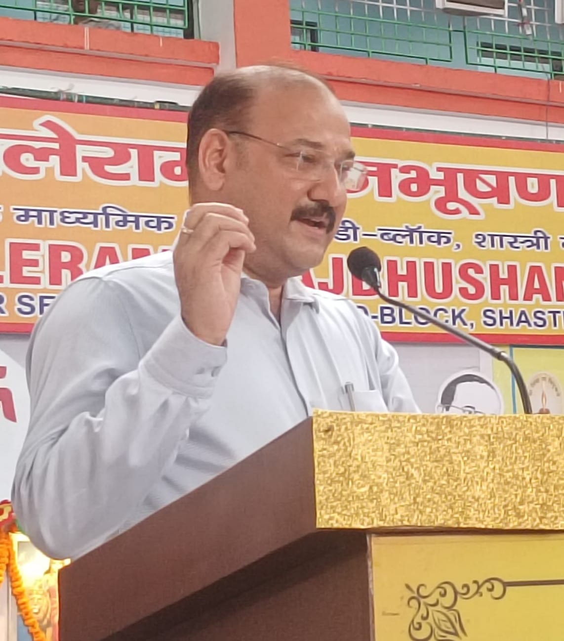 सरस्वती शिशु मंदिर में आयोजित छात्र संसद कार्यक्रम को संबोधित करते जिलाधिकारी डॉ वी के सिंह