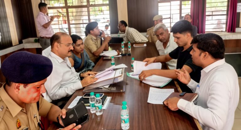 संपूर्ण समाधान दिवस पर फरियाद सुनते मेरठ जिलाधिकारी डॉ वी के सिंह