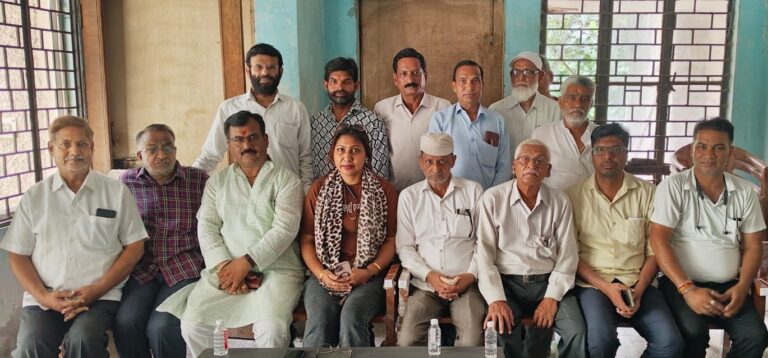 संयुक्त प्रेस क्लब की बैठक में शामिल पत्रकार