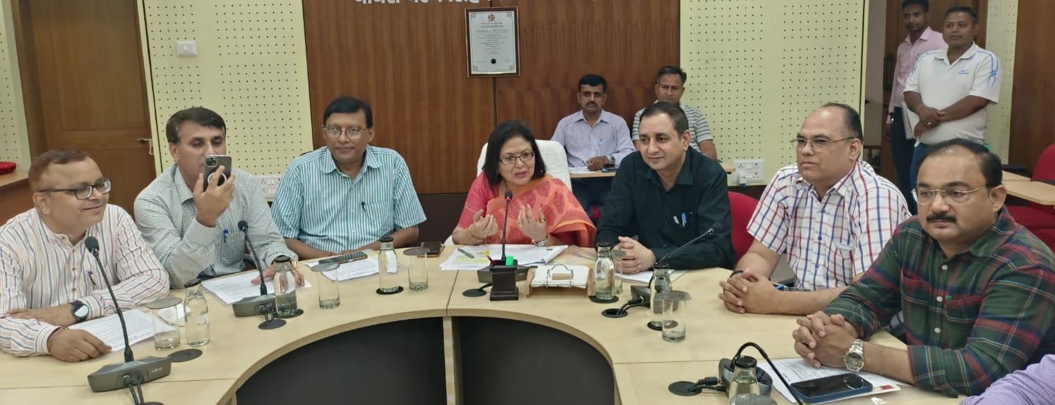 चौधरी चरण सिंह विश्वविद्यालय में होने वाले दीक्षांत समारोह की जानकारी देती प्राचार्य प्रोफेसर डॉ संगीता शुक्ला