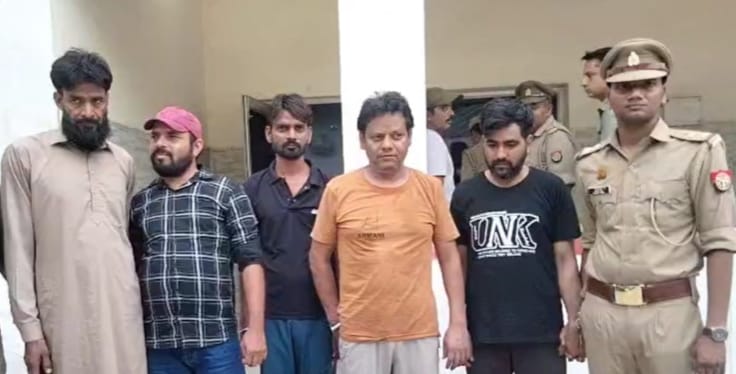 पुलिस गिरफ्त में हथियार बनाने और तस्करी करने वाले