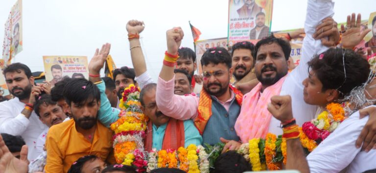 काशी टोल प्लाजा पर भारतीय जनता युवा मोर्चा के प्रदेश अध्यक्ष रोहित मिश्रा का स्वागत करते महानगर अध्यक्ष अंकुर कुशवाहा