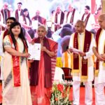 कृषि विश्वविद्यालय के 19वें दीक्षांत समारोह में विद्यार्थियों को उपाधि प्रदान करती उत्तर प्रदेश राज्यपाल आनंदीबेन पटेल
