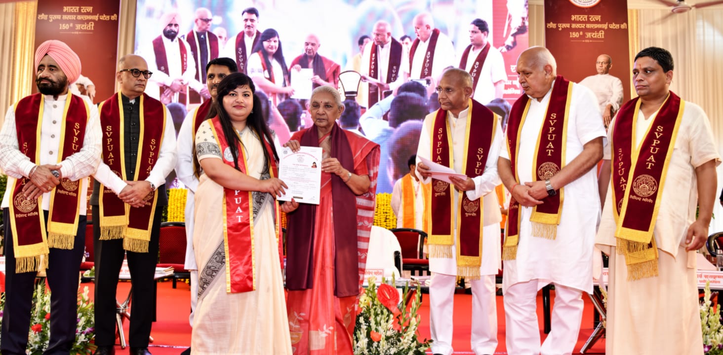 कृषि विश्वविद्यालय के 19वें दीक्षांत समारोह में विद्यार्थियों को उपाधि प्रदान करती उत्तर प्रदेश राज्यपाल आनंदीबेन पटेल