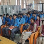 प्रेसीडेंसी पब्लिक स्कूल में नागरिक सुरक्षा प्रशिक्षण देते सहायक उप नियंत्रक नवीन नारंग