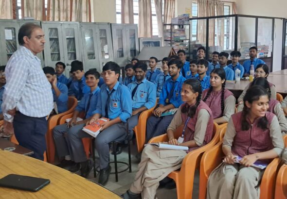 प्रेसीडेंसी पब्लिक स्कूल में नागरिक सुरक्षा प्रशिक्षण देते सहायक उप नियंत्रक नवीन नारंग
