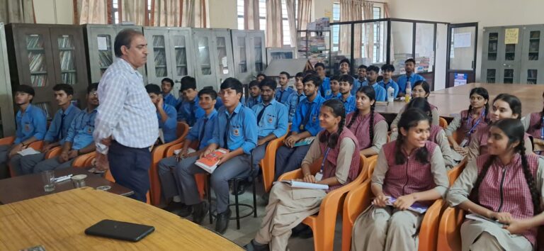 प्रेसीडेंसी पब्लिक स्कूल में नागरिक सुरक्षा प्रशिक्षण देते सहायक उप नियंत्रक नवीन नारंग