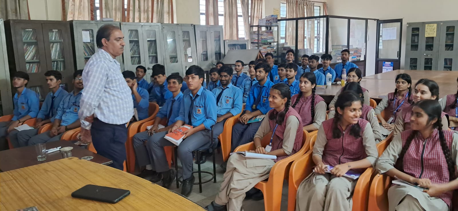 प्रेसीडेंसी पब्लिक स्कूल में नागरिक सुरक्षा प्रशिक्षण देते सहायक उप नियंत्रक नवीन नारंग