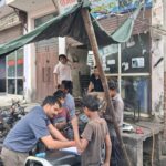 बच्चों से पूछताछ करते श्रम विभाग के अधिकारी