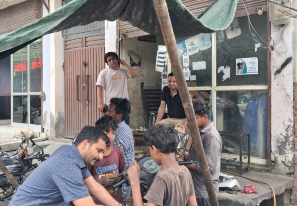 बच्चों से पूछताछ करते श्रम विभाग के अधिकारी