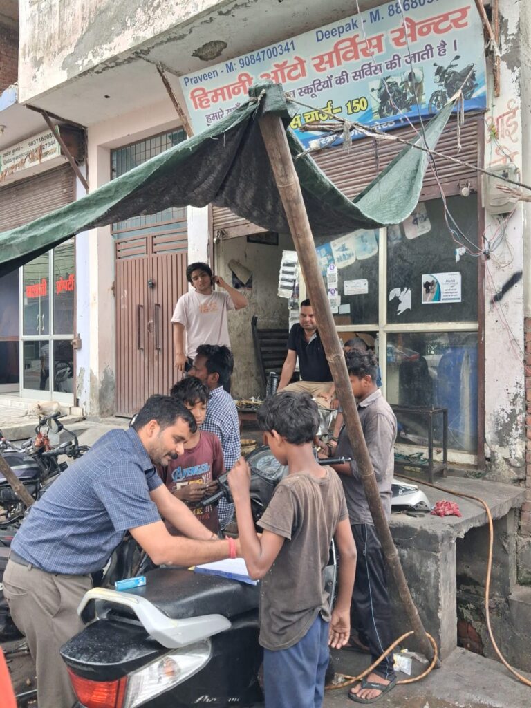 बच्चों से पूछताछ करते श्रम विभाग के अधिकारी
