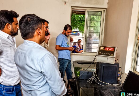 परतापुर स्थित एफसीआई गोदाम पर निरीक्षण करते तौल एवं माप अधिकारी