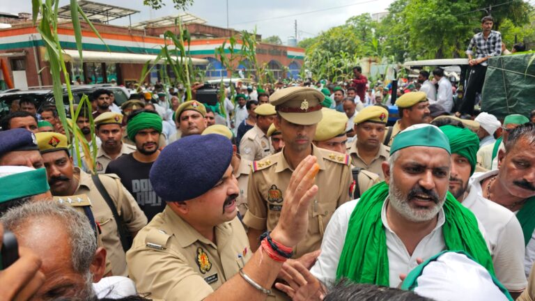 भाकियू जिला अध्यक्ष अनुराग चौधरी से वार्ता करते एसपी सिटी विनायक गोपाल भोंसले