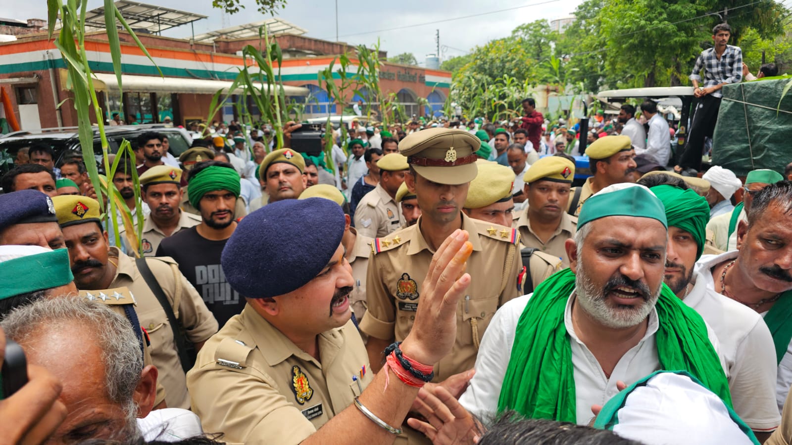भाकियू जिला अध्यक्ष अनुराग चौधरी से वार्ता करते एसपी सिटी विनायक गोपाल भोंसले