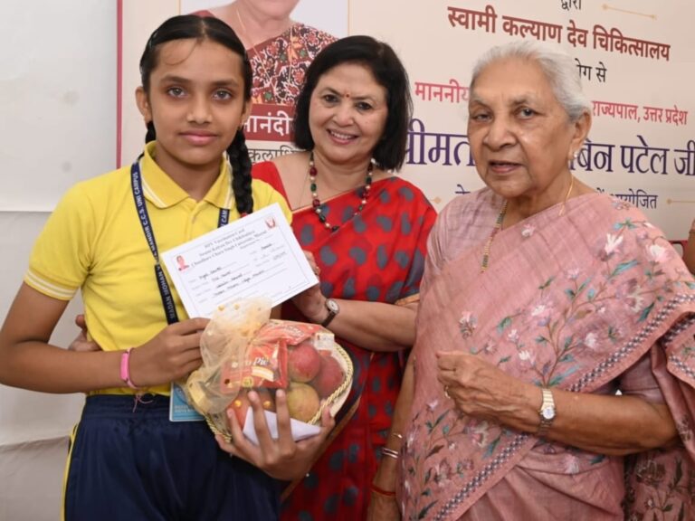 सर्वाइकल कैंसर जागरूकता कार्यक्रम में बच्चों का हौसला बढ़ाने पहुंची उत्तर प्रदेश राज्यपाल आनंदीबेन पटेल